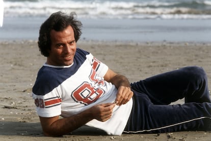JULIO IGLESIAS - Julio Iglesias siempre será recordado como el cantante español que más discos ha vendido en todo el mundo, por sus clásicos de canción ligera y, para una nueva generación, por los memes de “y lo sabes”, pero no por su talento como actor. Aprovechando su popularidad, lanzó un par de películas cuyos títulos vienen de algunas de sus canciones más famosas y en las que no tuvo que esforzarse para conectar con sus personajes, ya que hizo de sí mismo. ‘La vida sigue igual’, de 1969, está inspirada en su historia personal: un portero del Real Madrid que sufre un accidente de coche y termina dedicándose a la música. ‘Me olvidé de vivir’, de 1980, muestra unos días de descanso que Julio se toma entre sus giras de conciertos y cómo conoce en una isla a una estudiante alemana. Estos largometrajes no fueron grandes éxitos de taquilla y permanecen hoy como simples curiosidades dentro de su extensa biografía.