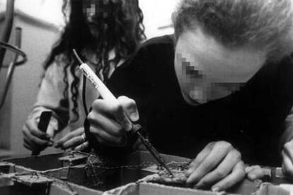 Una alumna utiliza un soldador en una clase de Tecnología, en una foto de archivo.