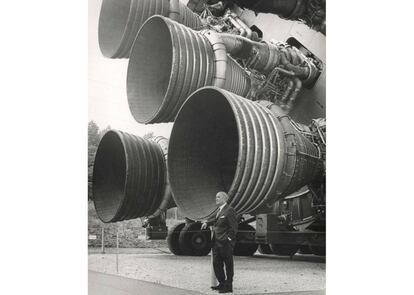 Wernher von Braun junto a los motores F1 del Saturno V. Se cree que hoy no podríamos replical al 100% su construcción, pues gran parte de los ingenieros involucrados han fallecido. |