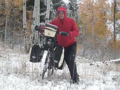 Nieve y mucho frío al cruzar el estado de Wyoming, al norte de Estados Unidos, mientras Aart buscaba un lugar donde plantar su tienda de campaña. Una hora después, mientras preparaba la cena, tuyo que hacer ejercicios para no congelarse.