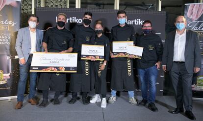 
Juan Carlos Reyes, cocinero del restaurante ABaC, de Barcelona, ha ganado el concurso gastronómico Martiko Talentos, cuya final se ha celebrado en la sede de Basque Culinary Center, en San Sebastián.