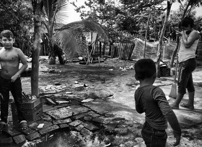 Ante la falta de servicios, los habitantes de Unión se las tienen que ingeniar para realizar las labores más básicas, como en esta imagen donde un niño se lava en la calle ya que en su pequeña casa no cuentan con baño.