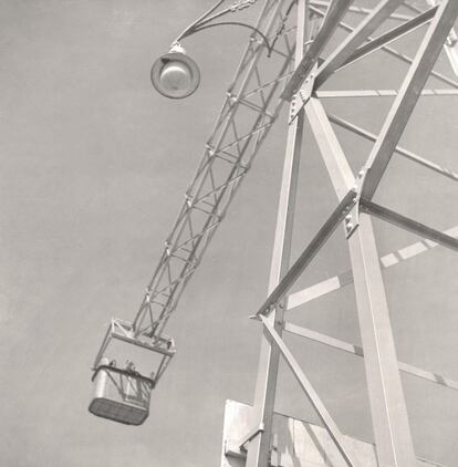 Tibidabo, 1946. Blanco sobre negro.