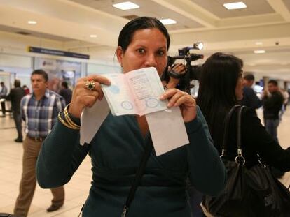 Una ciudadana cubana muestra su visado en el aeropuerto de Quito.