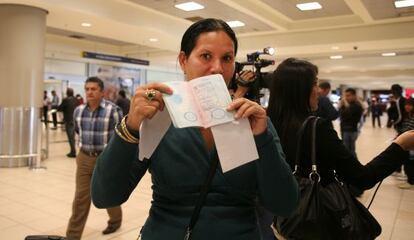 Una ciudadana cubana muestra su visado en el aeropuerto de Quito.
