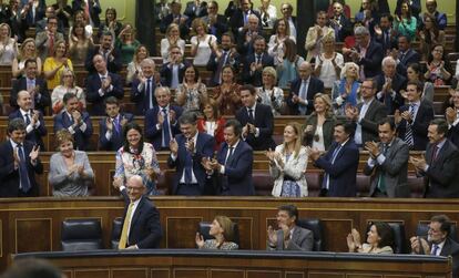 Los diputados del PP aplauden al ministro de Hacienda, Cristóbal Montoro, tras la aprobación de los presupuestos.