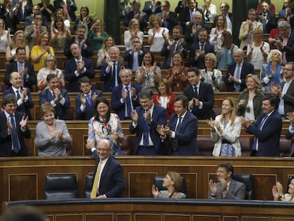 Los diputados del PP aplauden al ministro de Hacienda, Crist&oacute;bal Montoro, tras la aprobaci&oacute;n de los presupuestos.