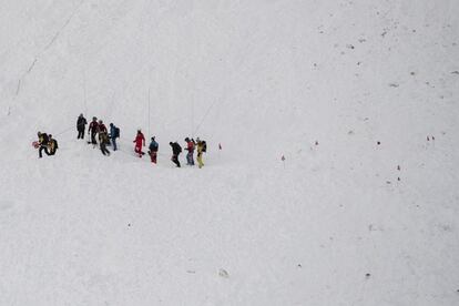 Los equipos de emergencias buscan a los esquiadores desaparecidos en el alud que arrasó una pista de esquí en Andermatt (Suiza). Seis personas fueron rescatadas de la nieve, dos de ellas con lesiones leves.