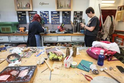 Dos alumnas de orfebrería en la Escuela de Arte 3, uno de los centros artísticos de la Comunidad de Madrid.