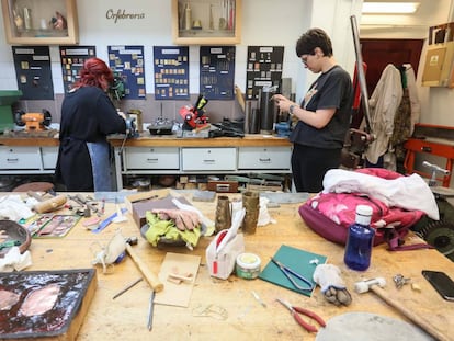 Dos alumnas de orfebrería en la Escuela de Arte 3, uno de los centros artísticos de la Comunidad de Madrid.