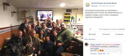 El capitán de fragata Espinosa, al fondo, con barba y con jersey oscuro, detrás de la mujer rubia. 