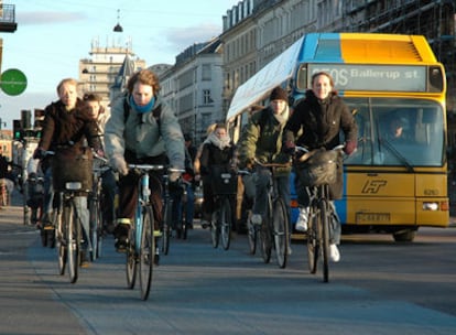 Los habitantes de Copenhague se desplazan en bicicleta gracias a los 329 km de carril 'bici' distribuidos por la ciudad