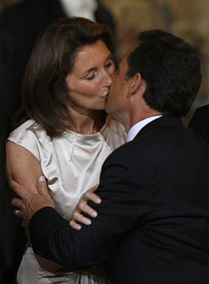 Todos los ojos estaban pendientes de Cecilia Sarkozy el día de investidura de su marido como presidente de Francia. Después de la polémica suscitada por las noticias sobre su abstención en las elecciones presidenciales, Sarkozy ha besado a su esposa tras proclamarse presidente.