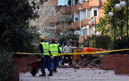 Inmediaciones del n&uacute;mero 59 de Manuel Girona tras la explosi&oacute;n de gas. 