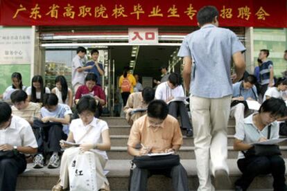 Universitarios chinos durante una feria de empleadores en Guangzu.