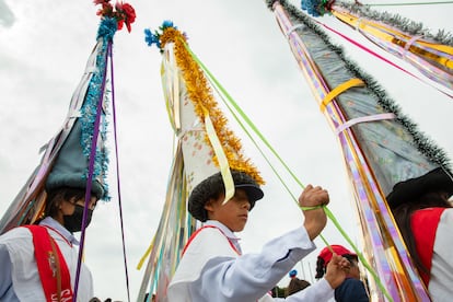 La danza de toriteros y gracejos al entrar a la Basílica de Guadalupe.