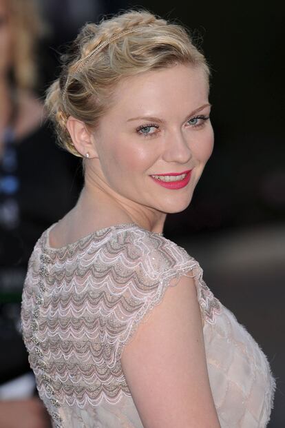 Consciente que esta temporada arrasan las trenzas, Kirsten Dunst no deja pasar por alto la tendencia y se las planta en forma de recogido romntico.