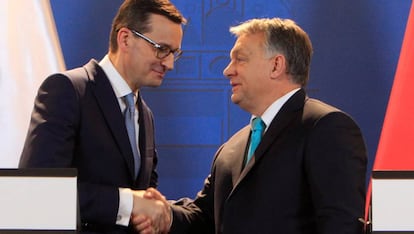 Mateusz Morawiecki (izquierda) y Viktor Orb&aacute;n, tras reunirse el 3 de enero en Budapest.