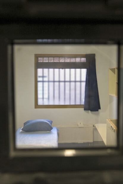 Interior de una celda estándar en la cárcel de Scheveningen.