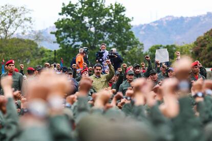El presidente Nicolas Maduro se ha dirigido a la Fuerza Armada de Venezuela este miércoles durante un mitin militar en el complejo militar Fuerte Tiuna, en el que ha llamado a la unión para enfrentar el apoyo de EE UU al líder de la oposición, Juan Guaidó. "Llamo a la Fuerza Armada (...) a una gran renovación, a una gran revolución militar de la moral", ha pedido Maduro ante unos 2.500 soldados.