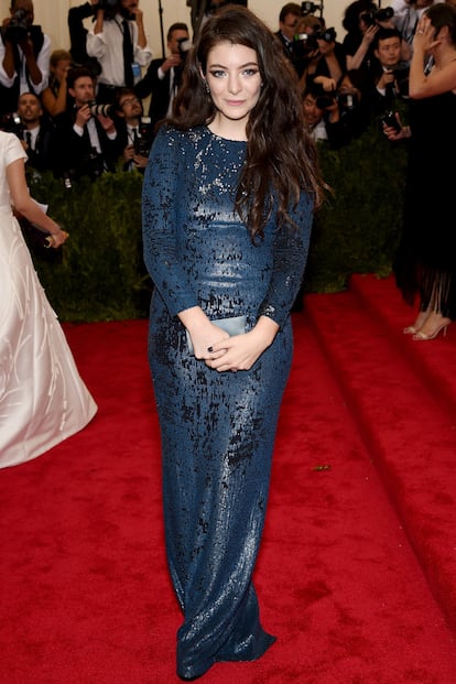 Lorde llevó un sencillo vestido azul de Calvin Klein.