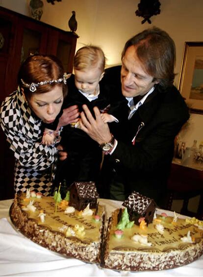 El undécimo nieto del derrocado rey búlgaro y ex primer ministro Simeón de Sajonia, Simeón Hasan, ha festejado su primer cumpleaños en la residencia de su abuelo, Tsarska Bistrica, cerca de Sofía, con un paseo en póney y soplando la única vela sobre una tarta ante varios periodistas búlgaros. La hija de Simeón de Bulgaria, la princesa Kalina, y su marido, el aventurero español Kitín Muñoz, presentaron a su primogénito a los medios invitados a Tsarska Bistrica, donde la familia vive desde el nacimiento de Simeón Hasan.