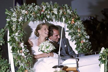 El príncipe Nicolás de Grecia y su mujer Tatiana Blatnik a la salida de la iglesia tras la celebración de su boda en Spetses, el 25 de agosto de 2010.