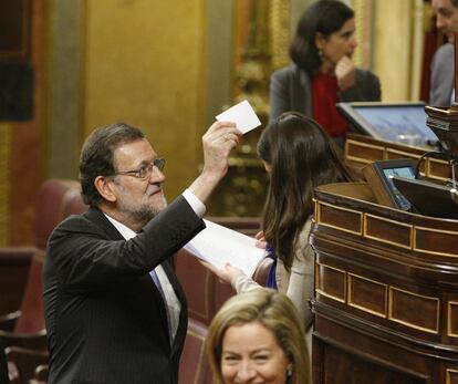 El presidente del Gobierno en funciones, Mariano Rajoy, deposita su voto.