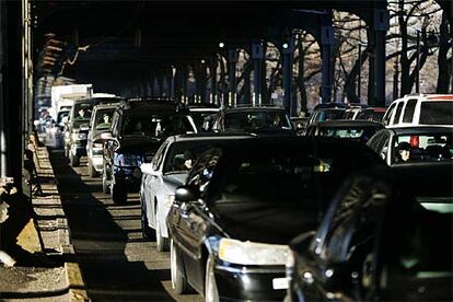 Bloomberg anunció el pasado miércoles que el Ayuntamiento ha preparado un amplio plan de emergencia, que obliga a los vehículos que quieran entrar en Manhattan a ir con al menos cuatro ocupantes y que restringe el tránsito de camiones de reparto. Pese a ello, como se puede observar en la imagen, la ciudad no se ha librado de un monumental atasco.