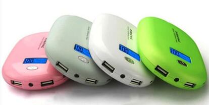 Tiene algo menos de capacidad, 10.000 mAh, pero destaca por su pequeña pantalla para ver el nivel de carga y un LED para utilizarla como linterna. Pesa 241 gramos y cuenta con dos salidas USB de 1 y 2,5A, desde 28 euros en Amazon.