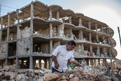 Mohammad recoge los escombros de su vivienda destruida por un coche bomba del Estado Islámico.