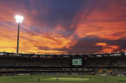 El sol se pone sobre un partido de cricket entre las selecciones de India y Sri Lanka en Brisbane, Australia.