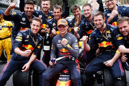 Max Verstappen celebra su victoria en el Gran Premio de Mónaco junto al equipo Red Bull.