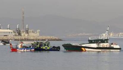 Un pesquero español (i) acosado por una lancha de la Policía de Gibraltar (c), y una lancha de la Guardia Civil que acude en su ayuda en la aguas cercanas al Peñón. EFE/Archivo