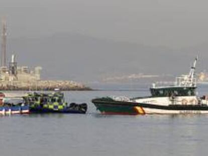 Un pesquero español (i) acosado por una lancha de la Policía de Gibraltar (c), y una lancha de la Guardia Civil que acude en su ayuda en la aguas cercanas al Peñón. EFE/Archivo