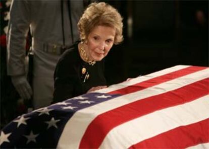 Nancy Reagan junto al féretro de su marido, en el Capitolio.