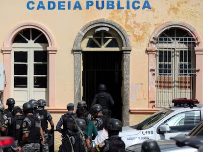 Policiais em frente &agrave; Cadeia P&uacute;blica de Manaus, no dia 6.