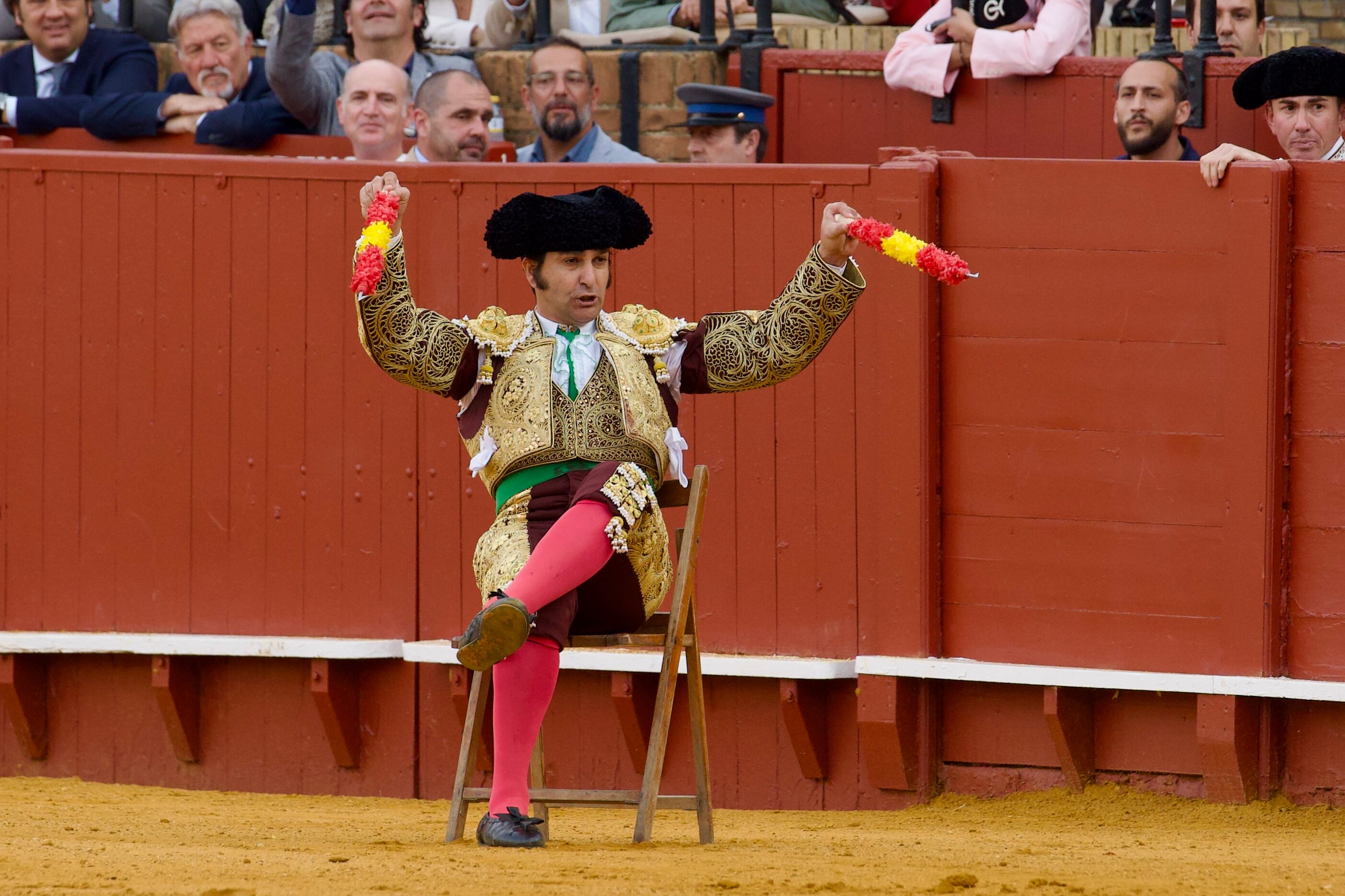 Morante, sentado en una silla para colocar un par de banderillas al quiebro.