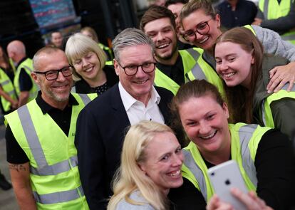 Keir Starmer (en el centro) posa con simpatizantes en un acto en Clay Cross, el 2 de julio.