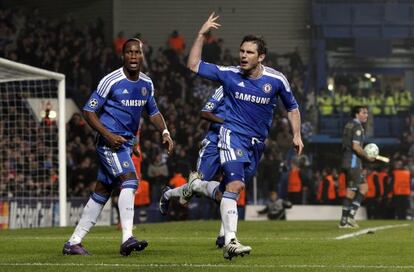 Frank Lampard y Didier Drogba celebran uno de los goles.