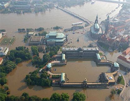 Vista general de la histórica ciudad alemana de Dresde, con el edificio de la Ópera (centro) anegado por las inundaciones.