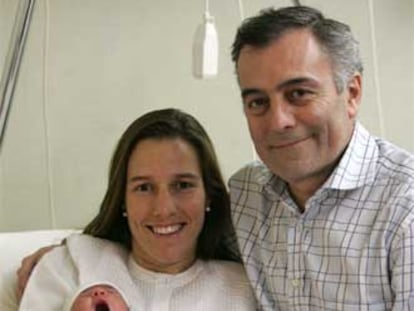 Navarro, ayer, con su esposa, Kyra Guiral, y su hija María.