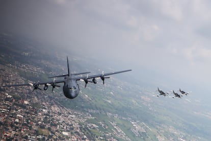 Aeronaves de la Fuerza Aérea durante el desfile de las fuerzas armadas en el marco de las celebraciones que conmemoran el 214 aniversario del inicio de la guerra de independencia.