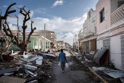 Un hombre camina por una calle cubierta de escombros tras el paso del huracán Irma en la isla francesa de San Martín, cerca de Marigot, el 8 de septiembre.