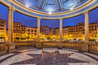 Vista de la plaza del Castillo de Pamplona desde el templete central.