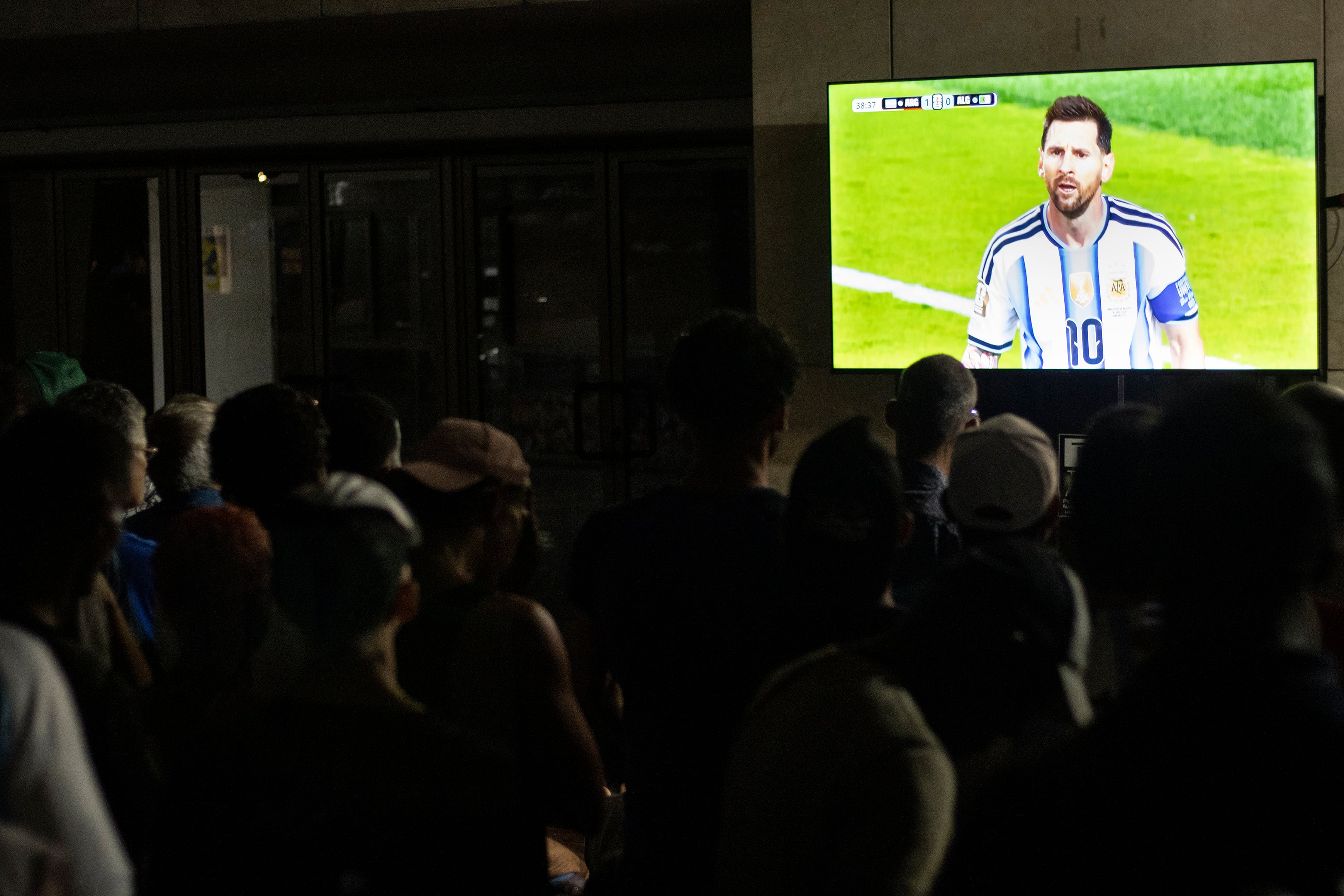 El Mundial en la Cuba de los apagones: “Viendo los partidos me olvido un rato de todo lo que no tengo”