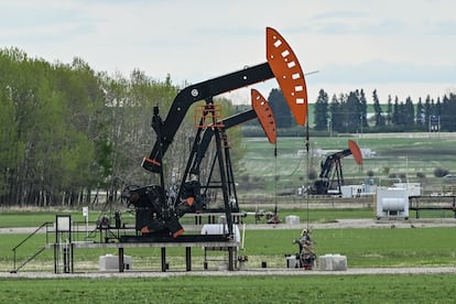 Pozos petrolíferos en Alberta, Canadá, el 22 de mayo de 2025.