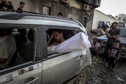 Varios hombres transportan en un coche el cuerpo de un allegado muerto por un ataque israelí en Ciudad de Gaza, este miércoles.