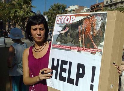 Una mujer protesta en la plaza de toros Monumental de Barcelona. Mullan asistió a una corrida para escribir una pieza de opinión antitaurina que el periódico 'Irish Times' publicó en agosto de 2008.