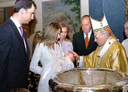 Los príncipes de Asturias junto a los entonces Reyes de España, Juan Carlos I y doña Sofía, el día del bautizo de la infanta Leonor, celebrado en el palacio de la Zarzuela el sábado 14 de enero de 2006.